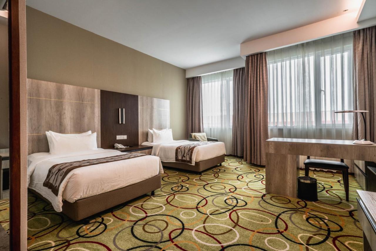 Ano Hotel Miri Bagian luar foto